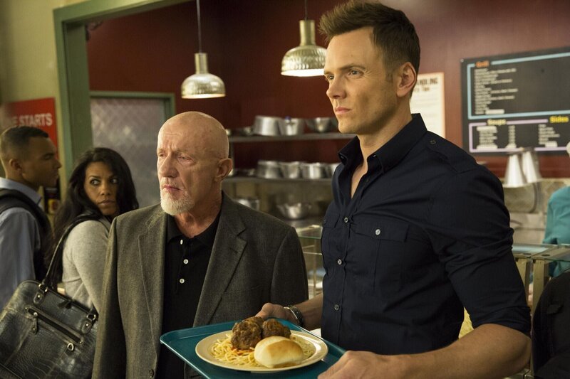 Professor Hickey (Jonathan Banks, l.) nimmt Jeff (Joel McHale, r.) unter seine Fittiche und hilft ihm dabei, sich in seinem neuen Job als Professor einzuleben … – Bild: 2015 Sony Pictures Television Inc. and Open 4 Business Productions LLC. All Rights Reserved. /​ Justin Lubin Lizenzbild frei