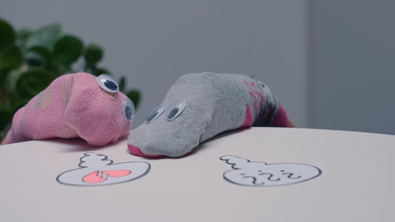 Eine Suchaktion, die die ganze Menschheit umtreibt! Wo ist die zweite Socke? Für alle einsamen Sockenseelen, die auf der Suche nach einem neuen Partner sind, gibt es sogar einen eigenen Gedenktag: den 9. Mai. – Bild: ZDF und Rico Pappi