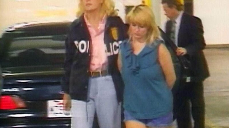 Darlie Routier wird von der Polizei abgeführt. Experten konnten beweisen, dass sie ihre beiden Söhne erstochen hat. – Bild: RTL
