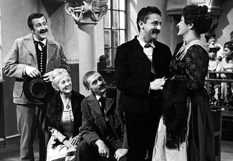 Der Friedmann Sepp (Maxl Graf) und die Agnes Leitner (Liesl Steininger) mögen sich halt. Da kann selbst der Grossökonom nichts dagegen ausrichten. – Bild: BR/​ZDF