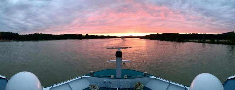Das Schiff während des Sonnenuntergangs bei Melk. Weiteres Bildmaterial finden Sie unter www.br.foto.de. – Bild: Bewegte Zeiten Filmproduktion GmbH/​BR/​Conny Schulze