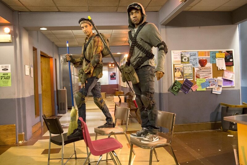 Ja nicht den Boden berühren: Abed (Danny Pudi, l.) denkt sich zum Abschied seines besten Freundes Troy (Donald Glover, r.) eine ganz besondere Abschiedsfeier aus … – Bild: Sony Pictures Television Inc. and Open 4 Business Productions LLC.