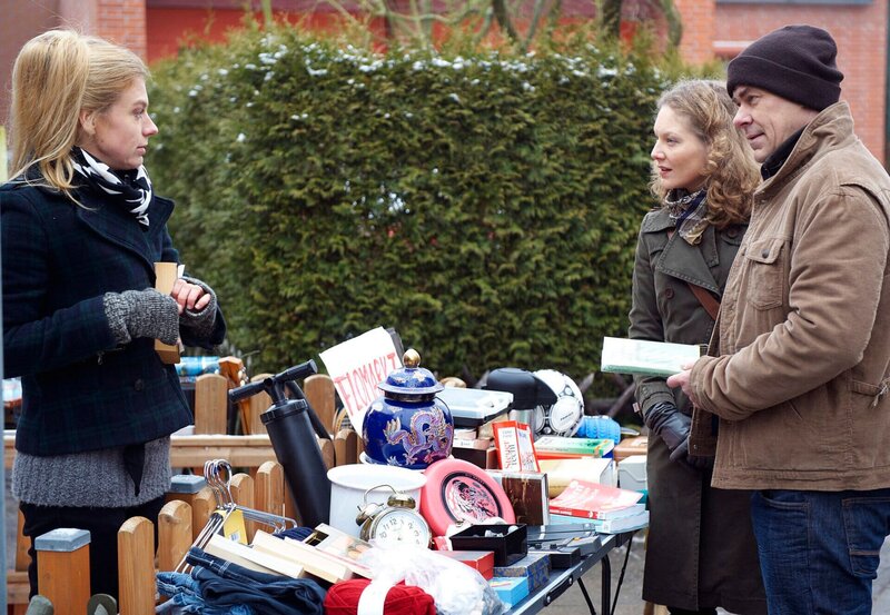 Der Ordnungshüter Peter Zielinski wird am frühen Morgen in einer ruhigen Straße tot aufgefunden. Die Ehefrau des Opfers, Sinje Zielinski (Britta Horn, l.) macht auf Finn Kiesewetter (Sven Martinek, r.) und Elke Rasmussen (Tessa Mittelstaedt, 2.v.r.) einen völlig verstörten Eindruck. – Bild: ARD/​Georges Pauly