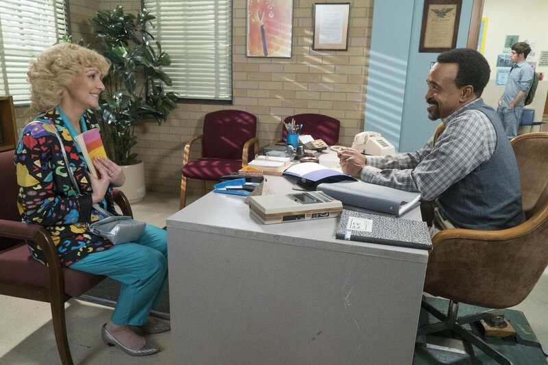 Beverly Goldberg (Wendi McLendon-Covey, l.); Mr. Glascott (Tim Meadows, r.) – Bild: Sony Pictures Television Inc.