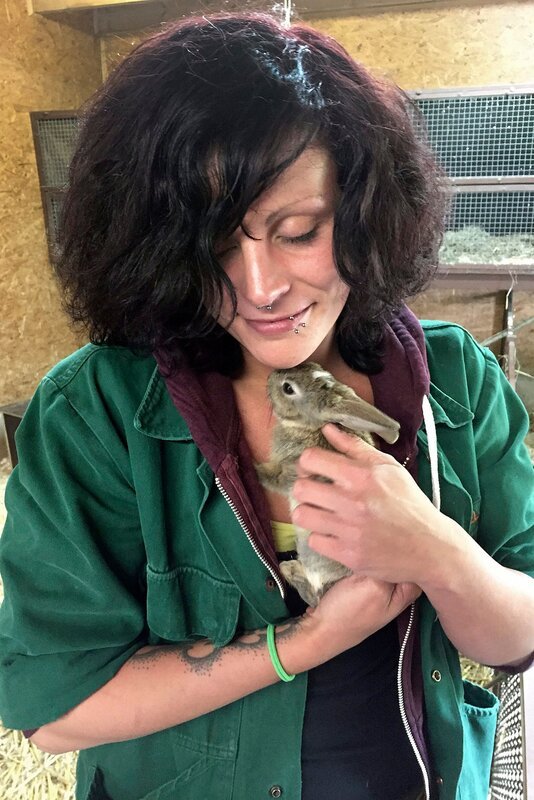Tierpflegerin Tine Hoffmann aus dem Kronberger Opel-Zoo. – Bild: HR/​Antje Mergel