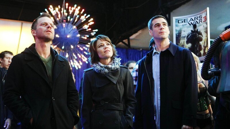 V.l.: Danny Messer (Carmine Giovinazzo), Detective Lindsay Monroe (Anna Belknap) und Detective Don Flack (Eddie Cahill) ermitteln auf einer Computermesse. Ein Mitarbeiter der Messe wurde dort tot aufgefunden. – Bild: RTL /​ CBS