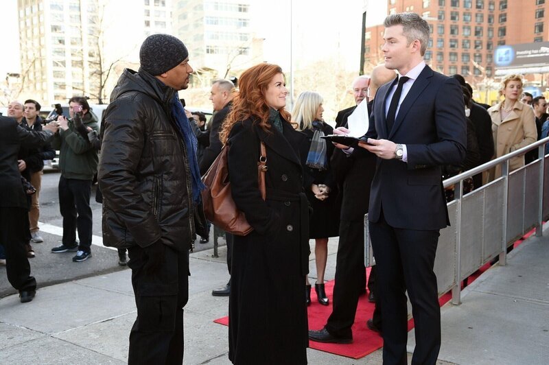 Um einen neuen Fall aufzuklären, tauchen Laura (Debra Messing, M.) und Billy (Laz Alonso, l.) in die Filmbranche ein … – Bild: Warner Bros. Entertainment, Inc.