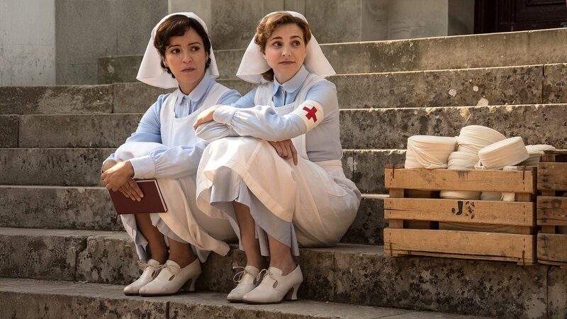 Pilar Muñiz de Soraluce (Verónica Sánchez, l.) und Magdalena Medina (Anna Moliner, r.) – Bild: AXN White