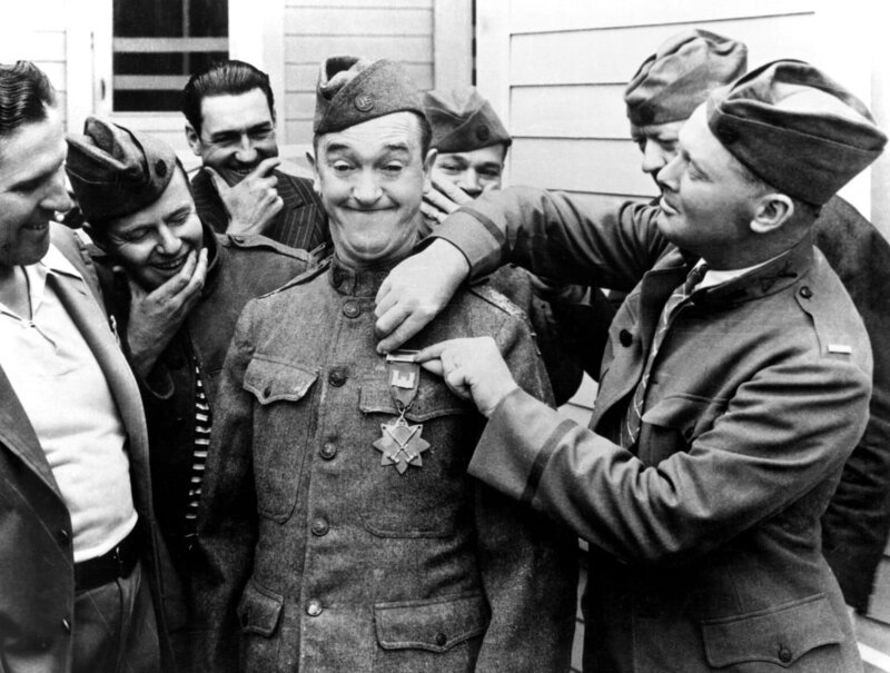 Für seine Gewissenhaftigkeit wird Stan (Stan Laurel, M.) hoch dekoriert … – Bild: Kabel Eins Classics