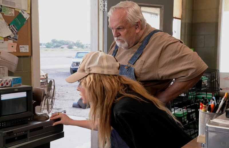 L-R: Natasha Lyonne as Charlie Cale, John Ratzenberger as Abe – Bild: Peacock /​ Paramount