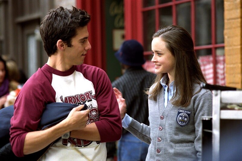 Während Sookie wegen der bevorstehenden Hochzeit aufgeregt ist und Lorelais Abschlusszeremonie ansteht, kommen sich Jess (Milo Ventimiglia, l.) und Rory (Alexis Bledel, r.) bei einem Treffen näher – mit fatalen Folgen … – Bild: Warner Bros. Entertainment, Inc.