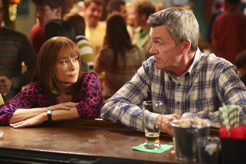 Frankie (Patricia Heaton, l.); Mike (Neil Flynn, r.) – Bild: Warner Brothers