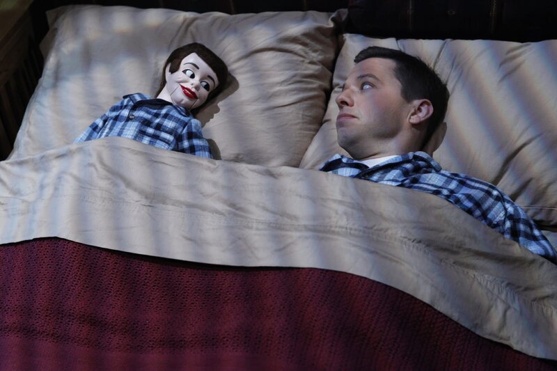 Aus Einsamkeit hat sich Alan (Jon Cryer) ein neues Hobby gesucht … – Bild: Warner Brothers Entertainment Inc.