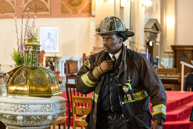 Chicago Fire Staffel 7, Folge 21 Einsatz in einer Kirche: Eamonn Walker als Chief Wallace Boden. – Bild: SRF/​NBC Universal