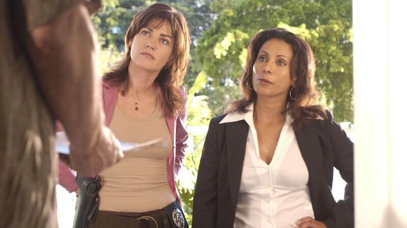 Sevilla (Wanda de Jesus, r.) und Megan (Kim Delaney) suchen den Zeugen Ray Santoya auf und befragen ihn, ob er etwas gesehen hat. Er verneint und bittet sie zu gehen … – Bild: TVNOW / CBS Sevilla (Wanda de Jesus, r.) und Megan (Kim Delaney) suchen den Zeugen Ray Santoya auf und befragen ihn, ob er etwas gesehen hat. Er verneint und bittet sie zu gehen … – Bild: TVNOW / CBS