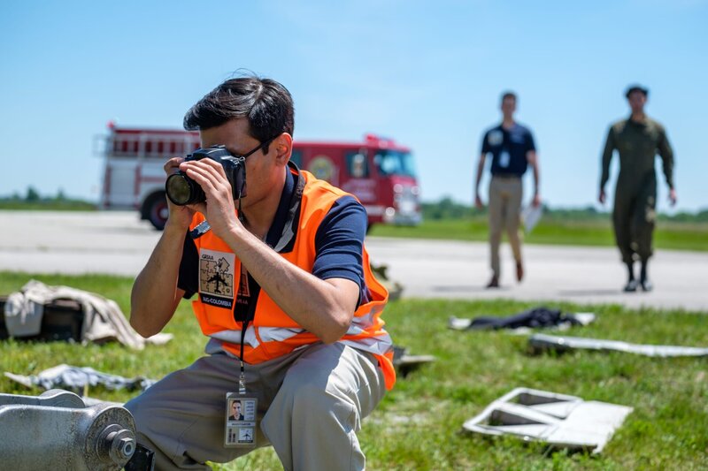 Brantford, Ontario, Canada – A Crash Investigator begins to take pictures of the scene of the crash as Investigator Echeverri and an Air Force Officer arrive to make preliminary observations. (Cineflix 2019/​Darren Goldstein) – Bild: Copyright © The National Geographic Channel.