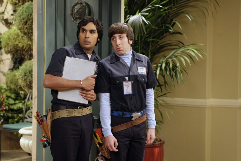 Versuchen mit allen Mitteln, das Haus der „America’s Next Top Model“ ausfindig zu machen: Rajesh (Kunal Nayyar, l.) und Howard (Simon Helberg, r.) … – Bild: Warner Bros. Television