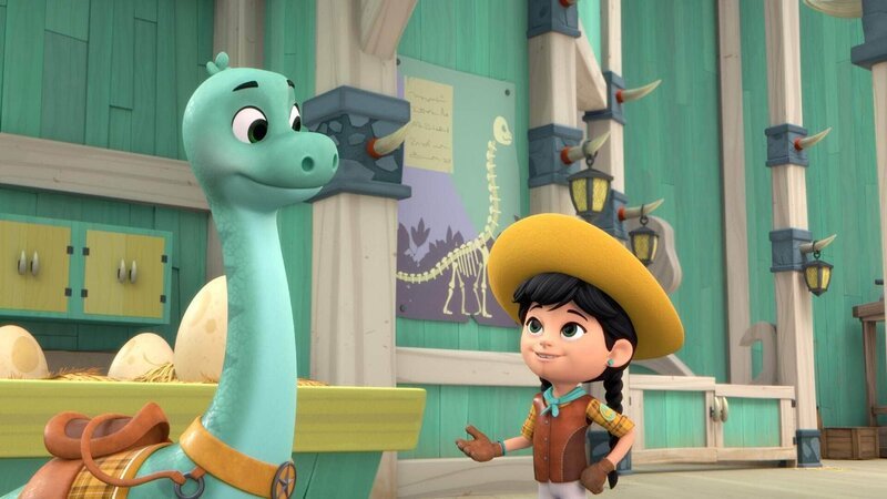 Clover (li.) ist ganz aufgeregt, denn sein Opa Goliath ist auf der Dino Ranch – so groß und stark wie er möchte Clover auch einmal sein. – Bild: Boat Rocker Rights