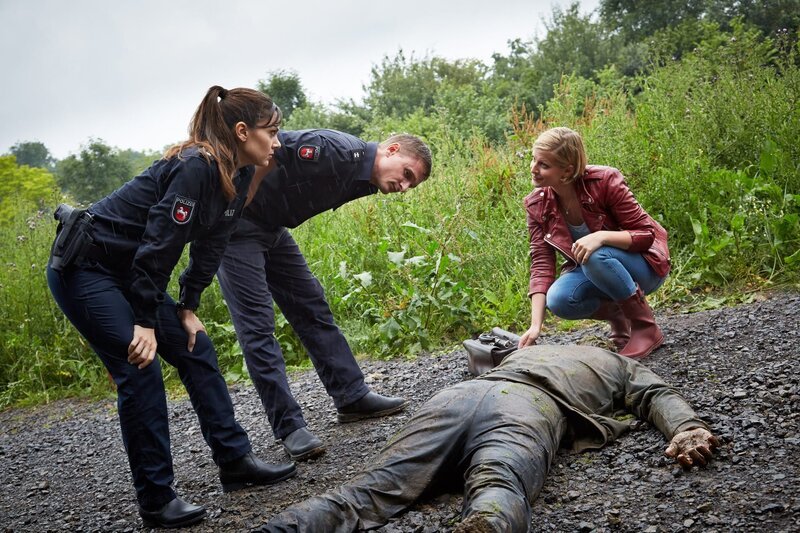 Süher Özlügül (Sophie Dal, l.), Jens Jensen (Florian Lukas, M.) und Insa Scherzinger (Theresa Underberg, r.). – Bild: ZDFneo