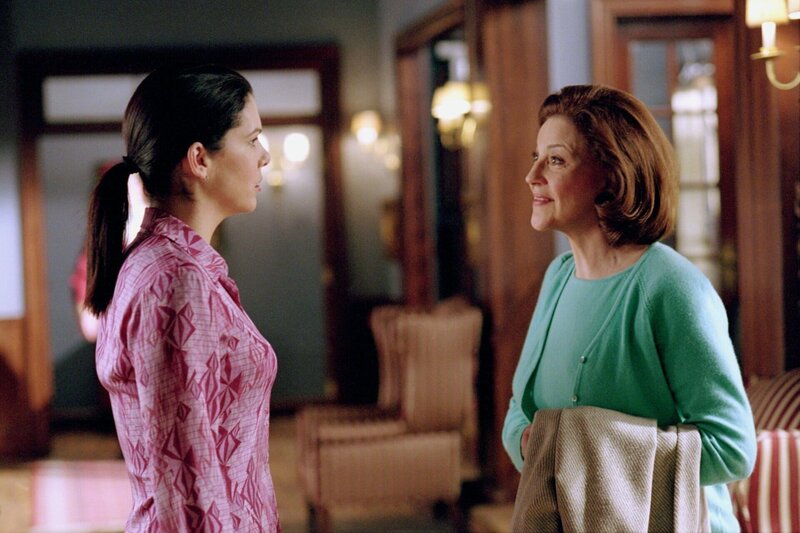 Während Rory von Richard Hilfe bei einem Schulprojekt braucht, ist Emily (Kelly Bishop, r.) plötzlich nicht mehr die einzige nervige Mutter, mit der sich Lorelai (Lauren Graham, l.) in ihrem Hotel herumärgern muss … – Bild: Warner Bros. Entertainment, Inc.