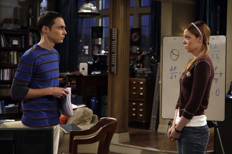 Nachdem Sheldon (Jim Parsons, l.) eine Rede vor Studenten in einem Seminar gehalten hat, wird er von der Studentin Ramona Nowitzki (Riki Lindhome, r.) verfolgt … – Bild: Warner Bros. Television Lizenzbild frei