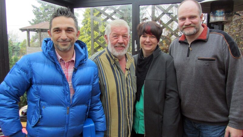 Mauro Corradino (li.) mit Jürgen, Brit und Jens (re.) – Bild: RTL II