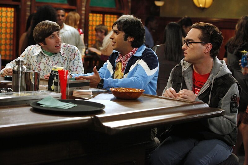 Jeder dritte Donnerstag im Monat ist von nun an der „Alles ist Möglich-Donnerstag“ für Leonard (Johnny Galecki, r.), Rajesh (Kunal Nayyar, M.) und Howard (Simon Helberg, l.), so wollen sie aus dem Trott ausbrechen, in dem sie feststecken – bis auf Sheldon … – Bild: Warner Bros. Television Lizenzbild frei