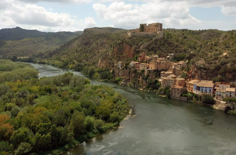 Mehr als 900 Kilometer lang schlängelt sich der Strom Ebro über die Iberische Halbinsel, bevor er im Süden Kataloniens ins Mittelmeer mündet. – Bild: Elephant Doc