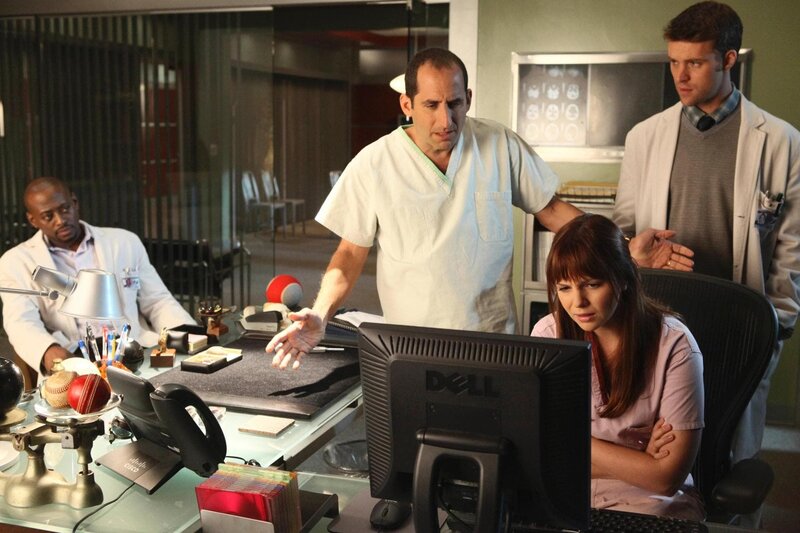 (v.l.) Dr. Foreman (Omar Epps), Dr. Taub (Peter Jacobson), Martha (Amber Tamblyn) und Dr. Chase (Jesse Spencer) haben nach den ersten Untersuchungen der neuen Patientin einen schrecklichen Verdacht: Pocken. – Bild: Universal TV