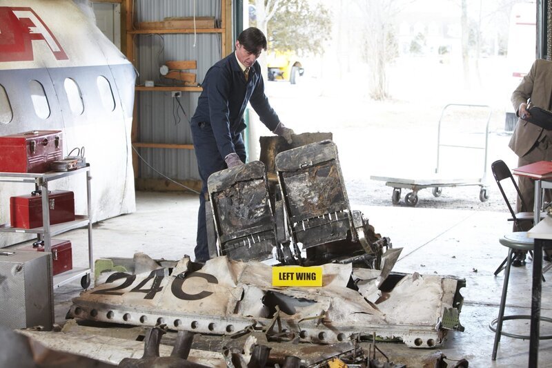 An AIB investigator begins sorting wreckage as a reconstruction of the plane gets underway. – Bild: Cineflix /​ Ian Watson /​ NGC