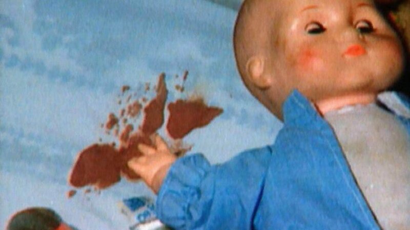 Eine junge Frau und ihre beiden kleinen Töchter werden vergewaltigt und ermordet. Am Tatort findet die Polizei zahlreiche Spuren. Leider akzeptiert das Gericht im Jahr 1987 keine DNA-Analysen. – Bild: RTL