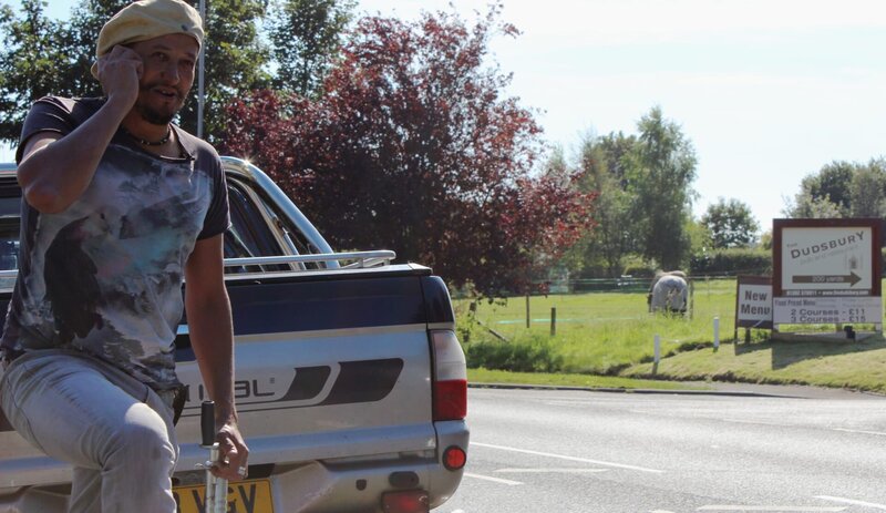 Treffen Sie Auto-Enthusiasten und TV-Moderator Tim Shaw und Meistermechaniker Fuzz Townshend, wie sie sich zusammenschließen, um rostige klassische Fahrzeuge aus ihren Garagengefängnissen zu retten. – Bild: The National Geographic Channel