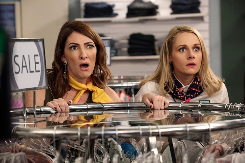 L-R: Chelsea Snap (Katy Colloton), Mary Louise Bennigan (Katie O’Brien) – Bild: Comedy Central