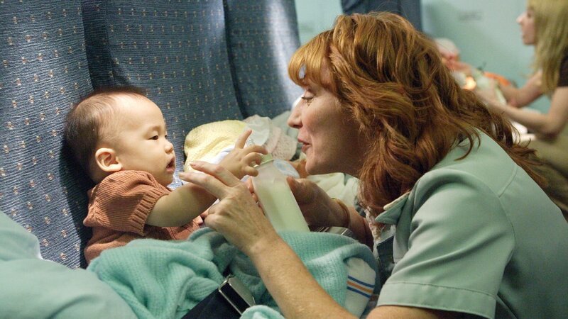 RE-ENACTMENT STILL:  Nurse and baby ready for the flight. – Bild: National Geographic Channels International /​ © Cineflix 2008 /​ Ian Watson /​ © Cineflix 2008 /​ Ian Watson