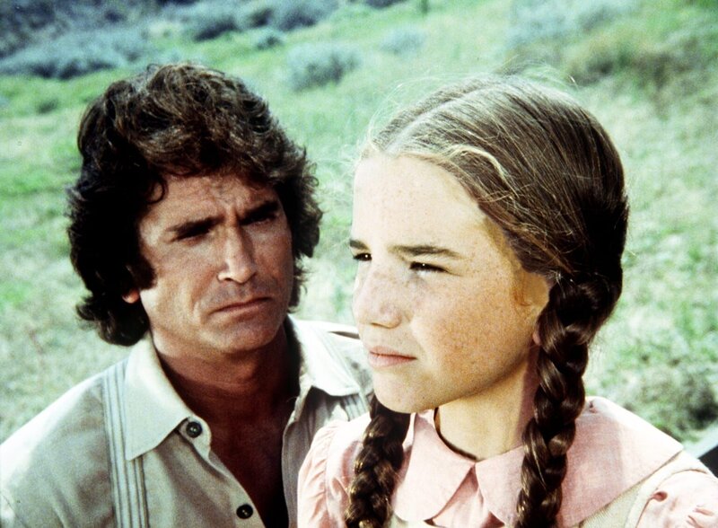Charles (Michael Landon, l.) versucht, Laura (Melissa Gilbert, r.) zu erklären, warum die Indianer ihr gegenüber so misstrauisch sind. – Bild: Worldvision Lizenzbild frei