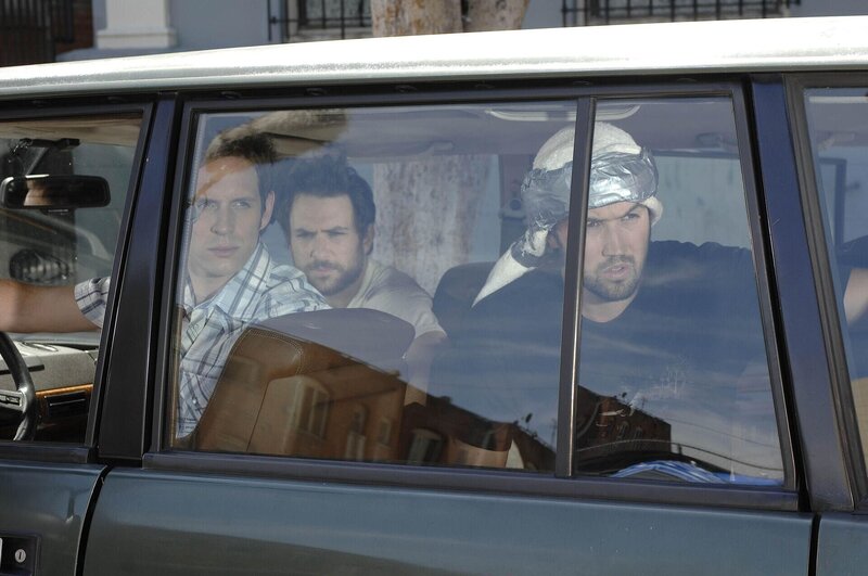 Mac (Rob McElhenny, r.), Dennis (Glenn Howerton, l.) und Charlie (Charlie Day, m.) versuchen, Benzin zu verkaufen, und zwar als fliegende Händler an den Haustüren der Stadt … – Bild: ProSieben Fun