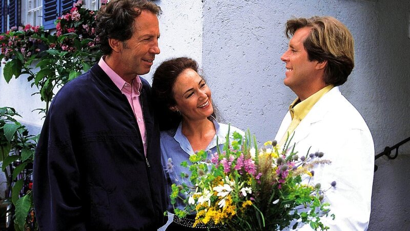 Dr. Stefan Frank (Sigmar Solbach, re.) will sich um den Sohn seines Freundes Dr. Waldner (Hartmut Becker) kümmern, damit Waldner und seine zweite Frau Ruth (Dorothee Reiz) Urlaub im Allgäu machen können. – Bild: MG RTL D /​ Elke Werner