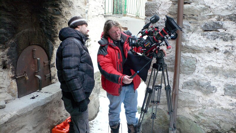 Filmteam beim Dreh in Viganella, Italien. – Bild: 3sat