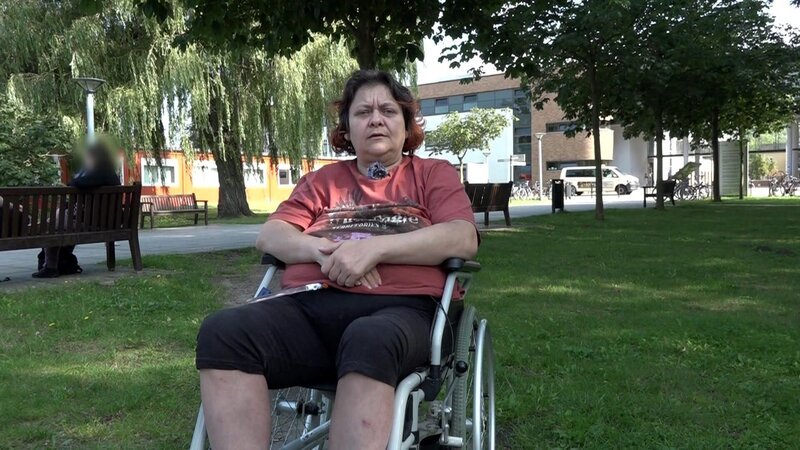 Nach Manjas Aufenthalt in einer Nervenklinik kann sie nicht zurück in ihre Wohnung, da sie ihr und ihrem Freund fristlos gekündigt wurde. Manja hofft darauf, in einem Pflegeheim oder in einem Obdachlosenheim unterzukommen. – Bild: RTLZWEI