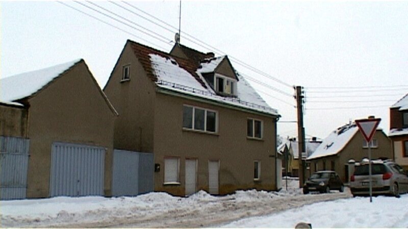Dieses Einfamilienhaus ist für 50.000 Euro zu verkaufen: 133 m˛ Wohnfläche mit 750 m˛ Grundstück und Nebengebäuden. Das hört sich nach dem langersehnten Traumhaus für das Ehepaar an.. – Bild: RTL II