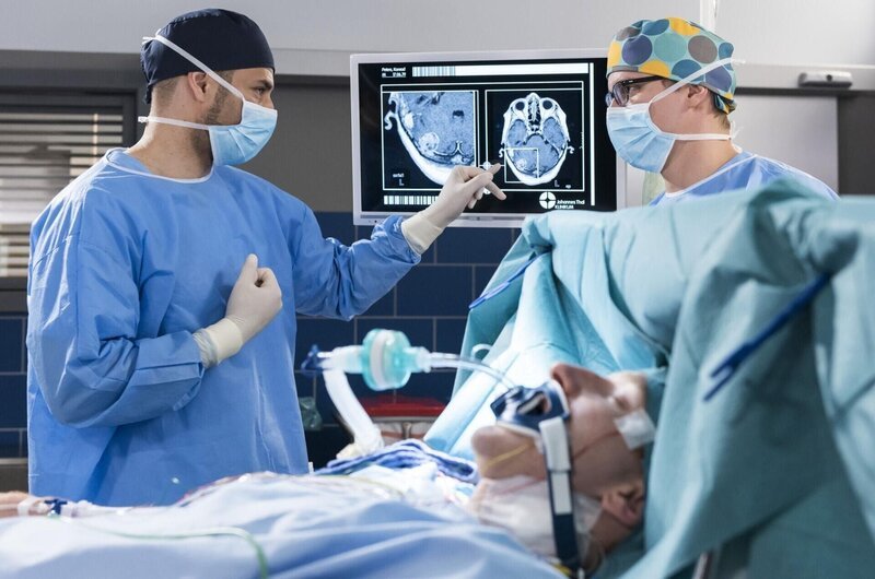 Matteo und Elias besprechen die Tumor Entfernung von Konrad Peters. V.l.n.r. Dr. Matteo Moreau (Mike Adler), Konrad Peters (Maximilian Dirr), Elias Bähr (Stefan Ruppe). – Bild: ARD Degeto