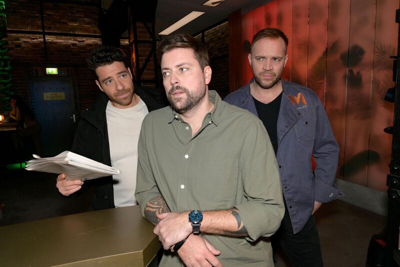 Carlos (Patrick Fernandez, l.) fühlt sich nach den Ereignissen im Mauerwerk ziemlich schäbig. In der Mitte John (Felix von Jascheroff), rechts Erik (Patrick Heinrich) – Bild: RTL