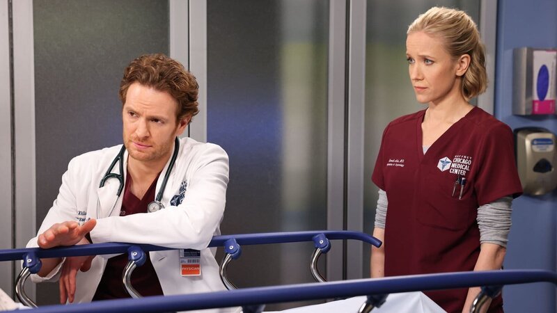 Chicago Med Staffel 8 Folge 17 Müssen eine schwierige Diagnose weitergeben: Nick Gehlfuss als Dr. Will Halstead, Jessy Schram als Dr. Hannah Asher – Bild: SRF/​NBC Universal