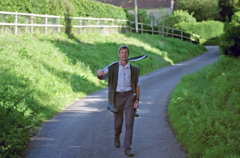 Simon Ffennell wacht als Riverkeeper über die Itchen. Er ist der letzte traditionelle Flusswächter der Region und benutzt für das Entfernen der Wasserpflanzen noch eine Sense, was andernorts längst Maschinen erledigen. – Bild: SWR/​DOCDAYS Productions/​Michael Reichert