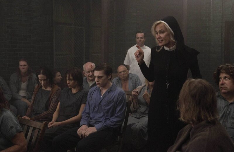 Jahr 1964: Ein heftiger Sturm nähert sich und die Patienten werden immer unruhiger. Schwester Jude Martin (Jessica Lange, 3.v.r.) will die Insassen mit einer Filmvorführung ablenken. – Bild: Twentieth Century Fox Film Corporation