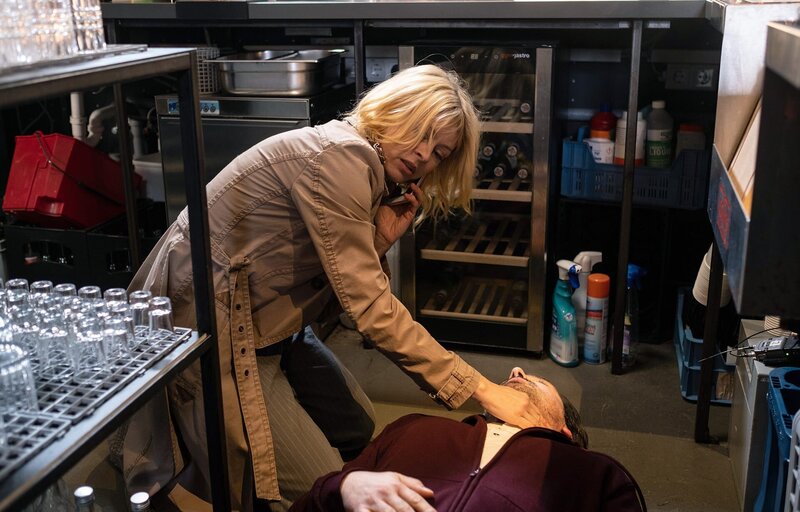 Tom Pracht (Sascha Goepel) war mit Bauchschmerzen in der Sachsenklinik. Da Dr. Ina Schultes erste Vermutung eine stressbedingte Magenschleimhautentzündung war, hat er die Klinik einfach verlassen. Die Blutuntersuchung hat allerdings ein weitaus beunruhigenderes Ergebnis. Nach einiger Suche findet Ina Tom bewusstlos in seiner Bar. – Bild: MDR/​Saxonia Media/​Robert Strehler