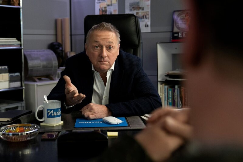 Paul Böhmer (Jürgen Tonkel, r.) spricht mit dem Vorgesetzten Piloty (Markus Hering, l.) der verstorbenen Journalistin Nadja Darii (Barbara Elisabeth Bühl) über den Vorfall und befragt ihn zur Tatnacht. – Bild: Michael Marhoffer /​ ZDF Enterprises GmbH