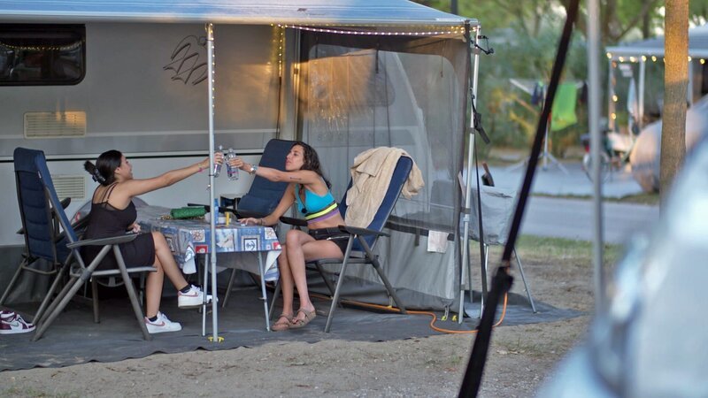 Die Freundinnen Kinsy und Yumna reisen zum zweiten Mal an, 450-Euro-Händtäschchen inklusive. Die Urlaubs-Mission ist klar: Yumna möchte auf dem Campingplatz ihren Traummann finden. – Bild: RTLZWEI