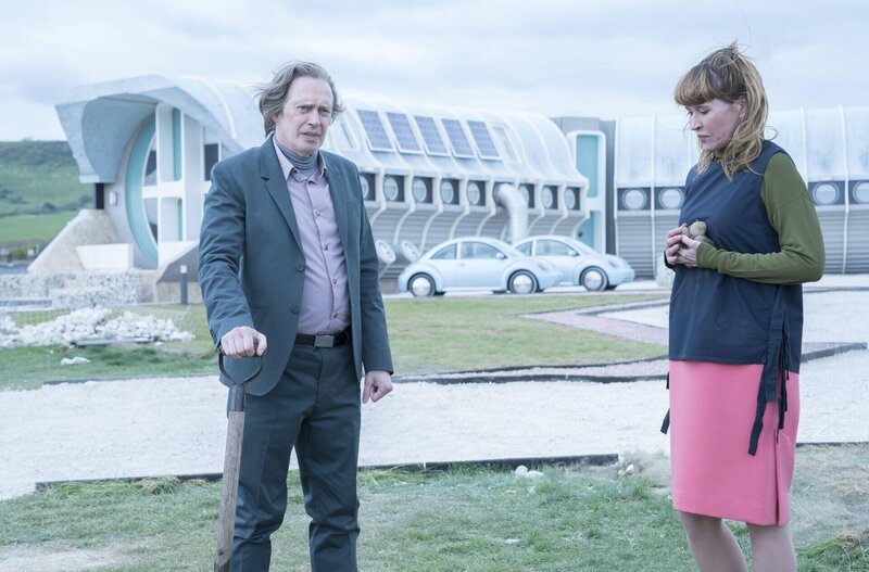 Ed Morris (Steve Buscemi, l.); Sally Morris (Julia Davis, r.) – Bild: Sony Pictures Television Inc.