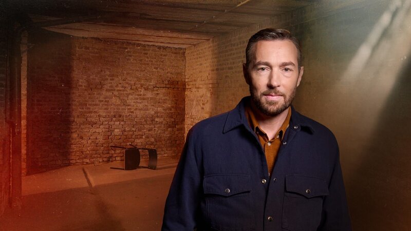 ZDF Moderator Sven Voss beim Dreh von „XY gelöst“. – Bild: ZDF